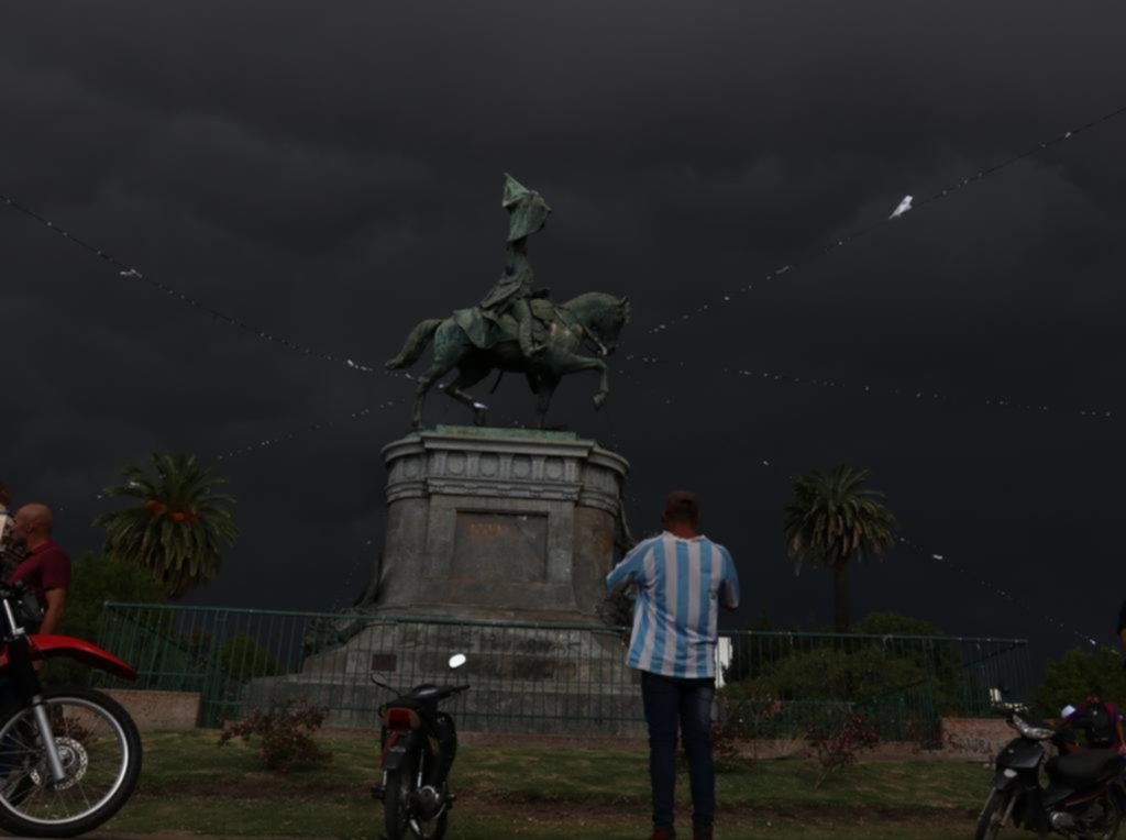 El cielo oscureció, cayó un breve diluvio y el viento arrasó el techo de una escuela