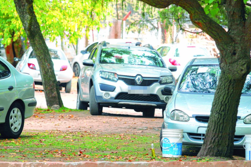 Crece la anarquía en el Paseo del Bosque con vehículos estacionados en cualquier parte