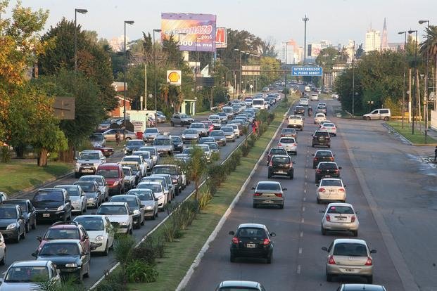 Proponen ampliar dársenas en el Camino Centenario para mejorar el tránsito vehicular