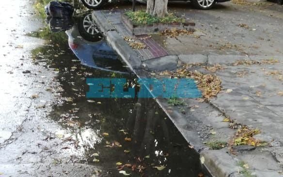 Una pérdida de agua callejera que lleva más de un mes y por la que no le dan respuesta