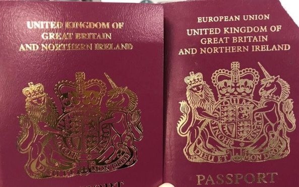 Mientras se tramita el Brexit, Reino Unido emite pasaportes sin la leyenda "Unión Europea" 