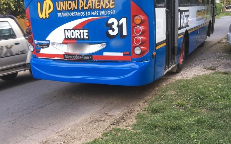 Quejas porque los micros pasan por sobre las veredas