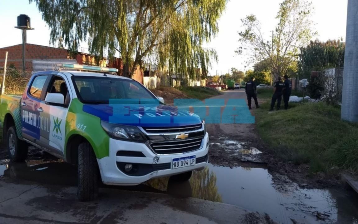 Tensión en Los Hornos: intentó matar a su ex pareja, se atrincheró y disparó a la policía