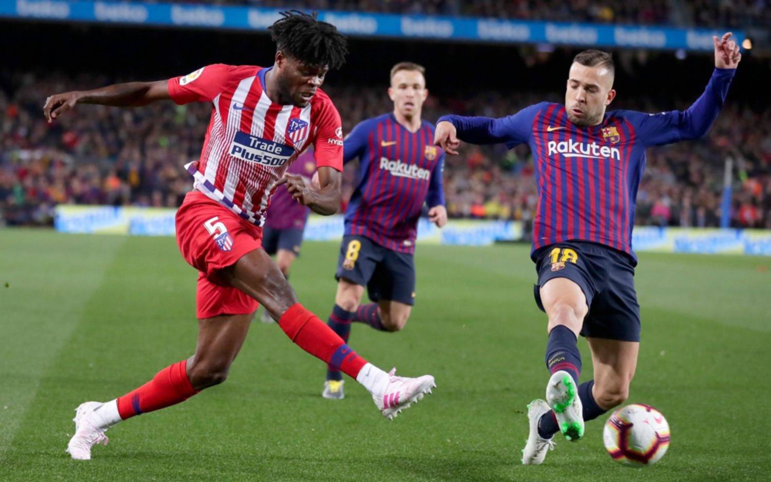 Con goles de Messi y Suárez, Barcelona venció al Atlético y dio otro paso más al título