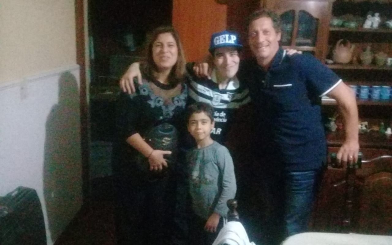 Otro gesto de Troglio: sorprendió a un hincha en su casa mientras festejaba el cumpleaños