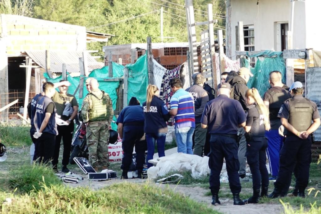 Discutió con su mujer, la baleó y le tiró a la policía antes de atrincherarse en su casa