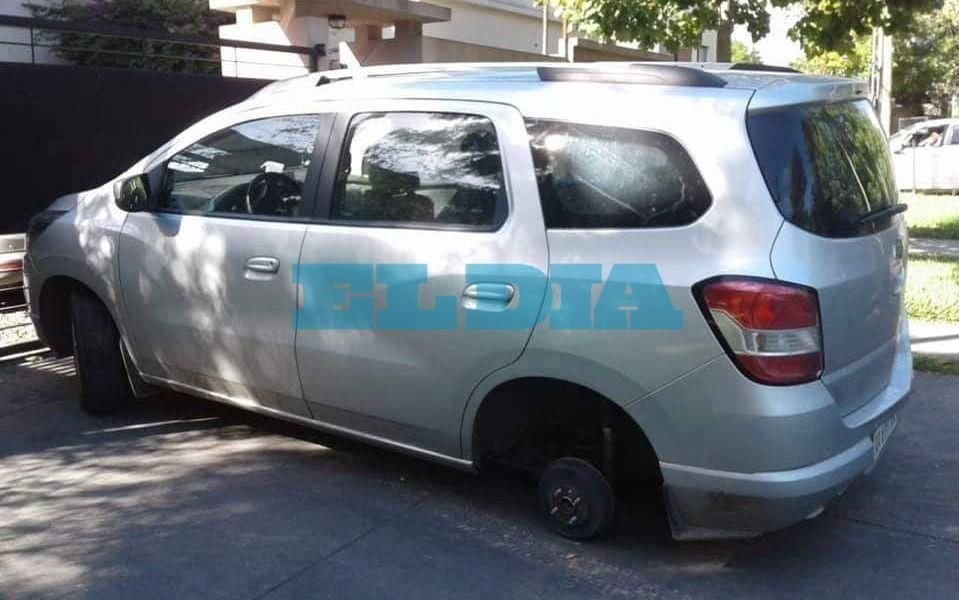 "Roba ruedas" atacaron varios autos en City Bell y hay preocupación