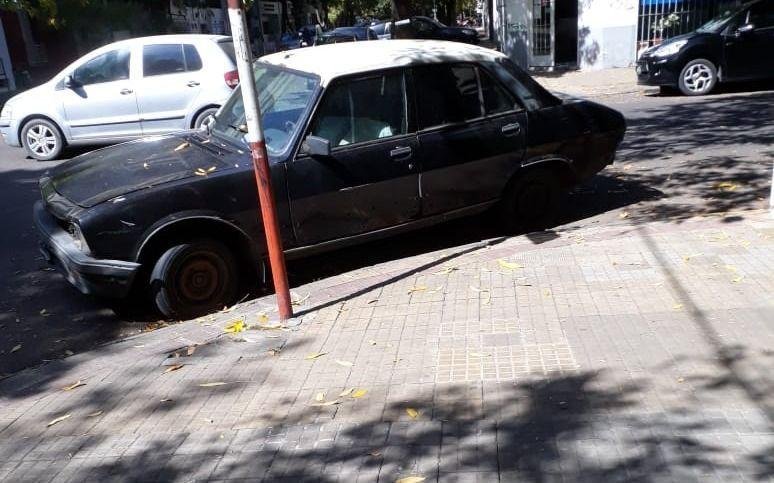 Auto abandonado en la ochava céntrica de 11 y 58