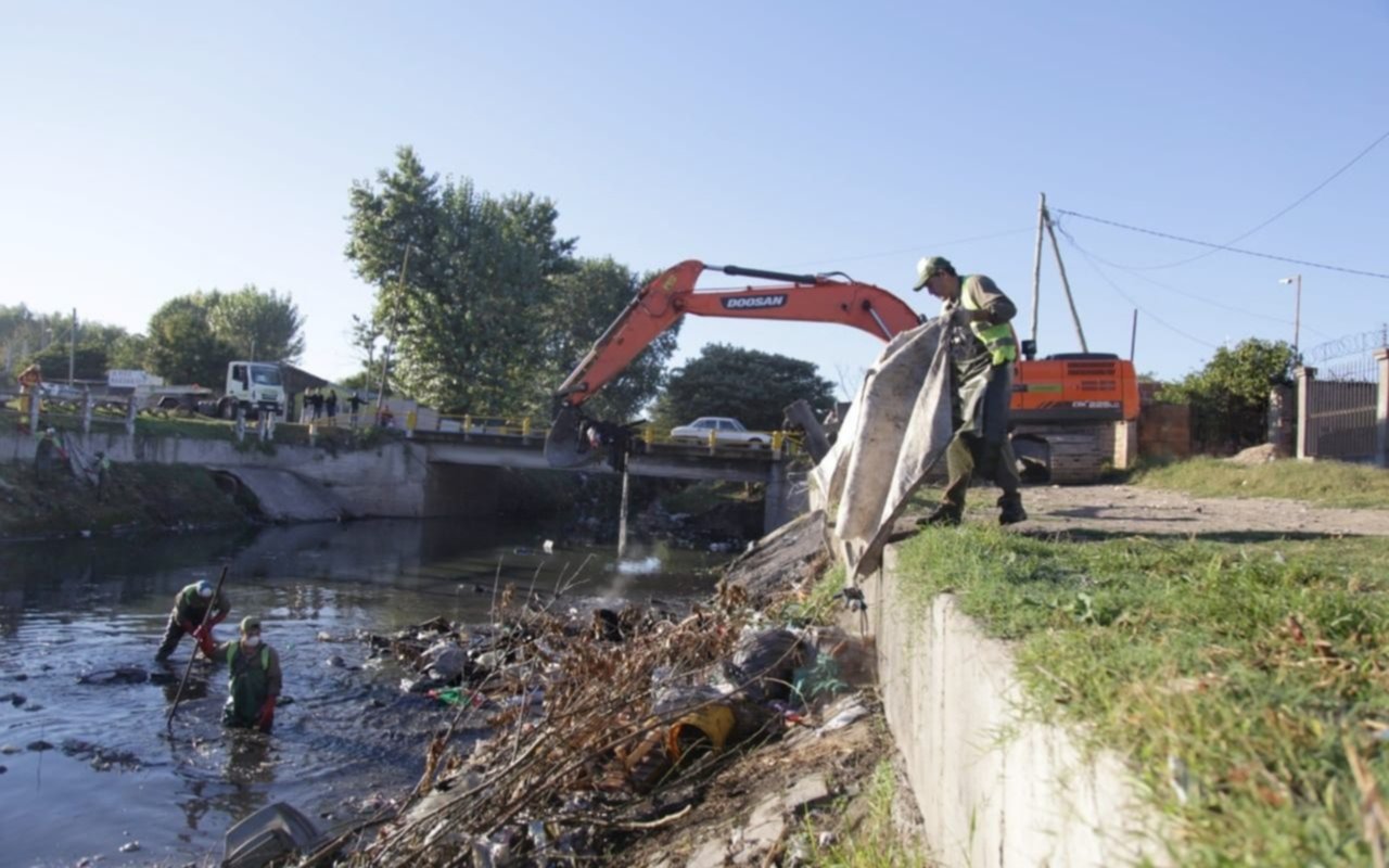 Operativo de limpieza en arroyo Las Piedras