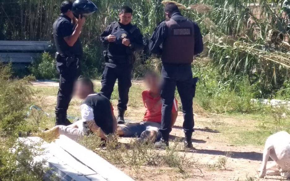 Tras persecución, detienen a dos delincuentes en el Bosque: tenían chaleco de la Policía  
