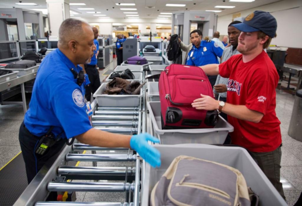 En EE UU, los viajeros llevan en su bolso el pasaje de avión, el cepillo de dientes y la pistola