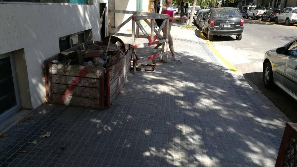 Obra de Edelap inconclusa obstruye una vereda