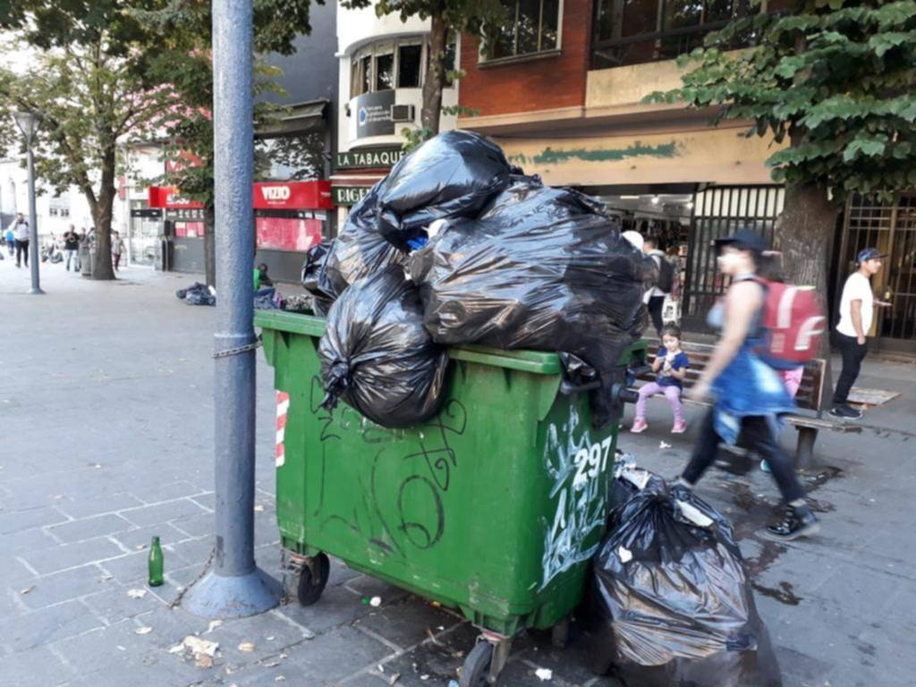 Basura y moscas en la esquina céntrica de 8 y 51