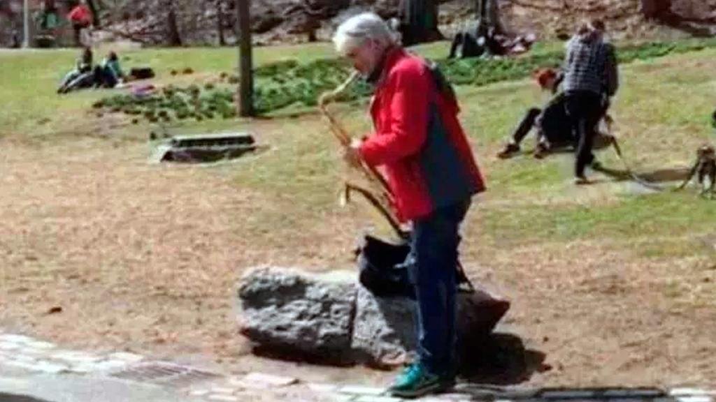 Pettinato toca el saxo a la gorra en Central Park
