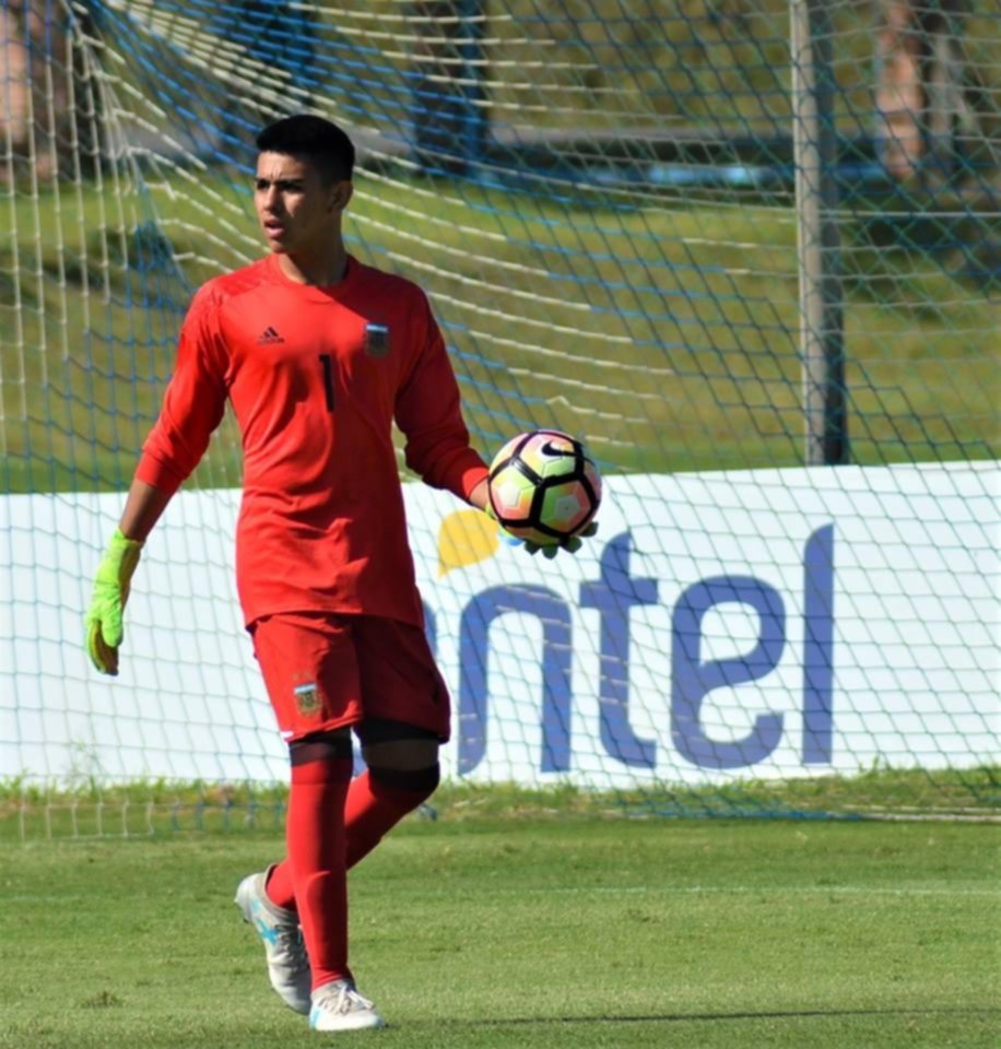 Luciano Acosta, del arco de la Octava Tripera, al de la Selección Sub-15