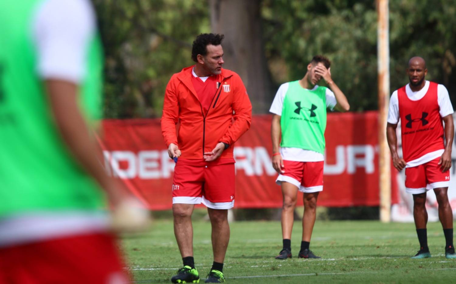 En Estudiantes, Milito probó tres equipos pensando en Banfield