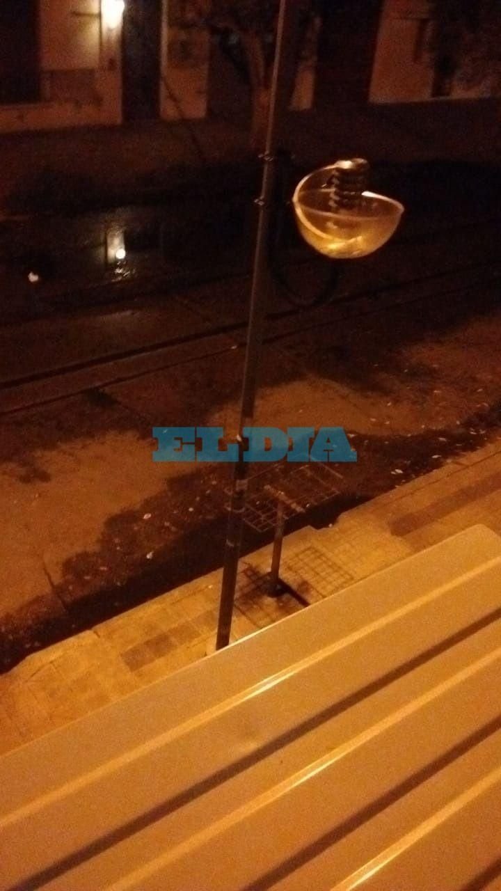 Llevan meses lidiando con una pérdida de agua y falta de alumbrado