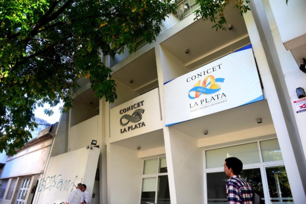 Denuncian que “empujan fuera del país” a 2 mil científicos con más de diez años de formación