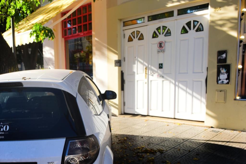 Frenó, tapó un garage y denunció que el dueño le puso un cuchillo en el cuello