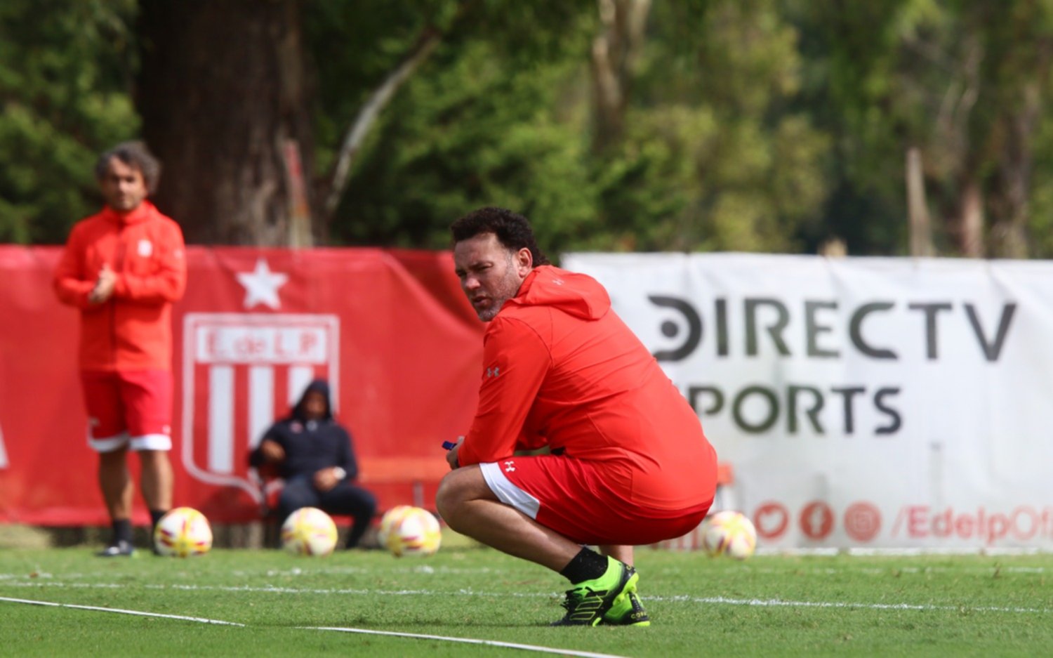 Milito sigue probando y no se decide con el esquema