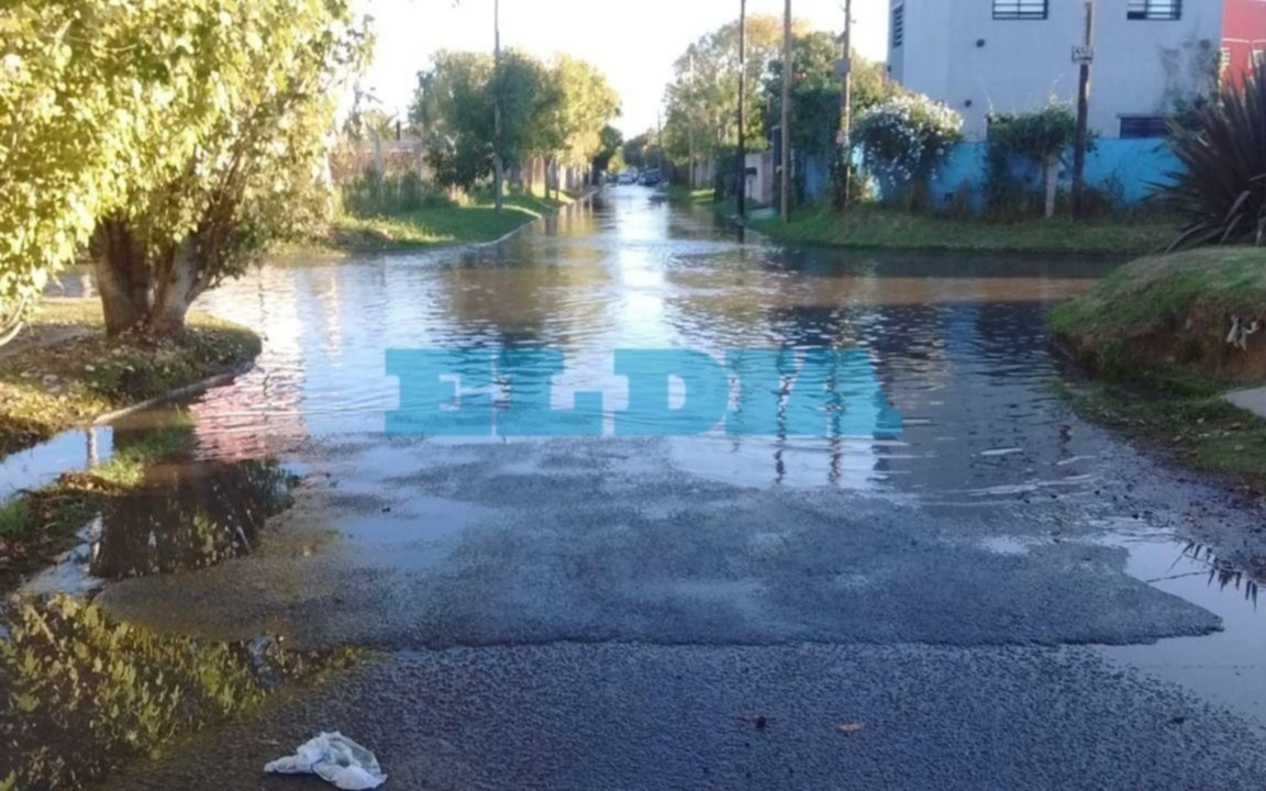 Un caño roto generó una laguna en un sector de Villa Castells 