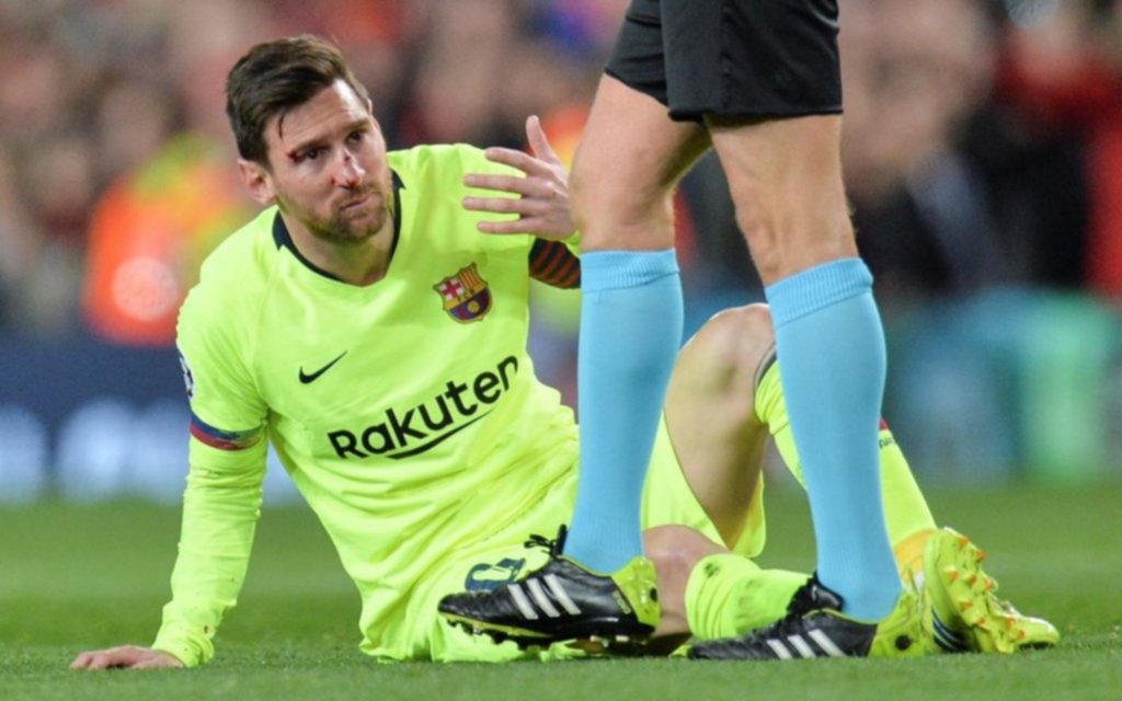 Con un susto por el golpe a Messi en la cara, Barcelona derrotó al United en Old Trafford
