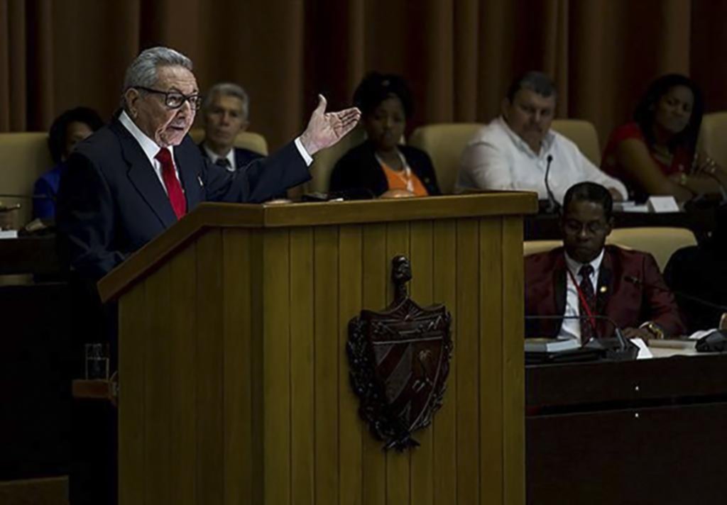 Cuba estrena Constitución y alerta sobre “tiempos difíciles”