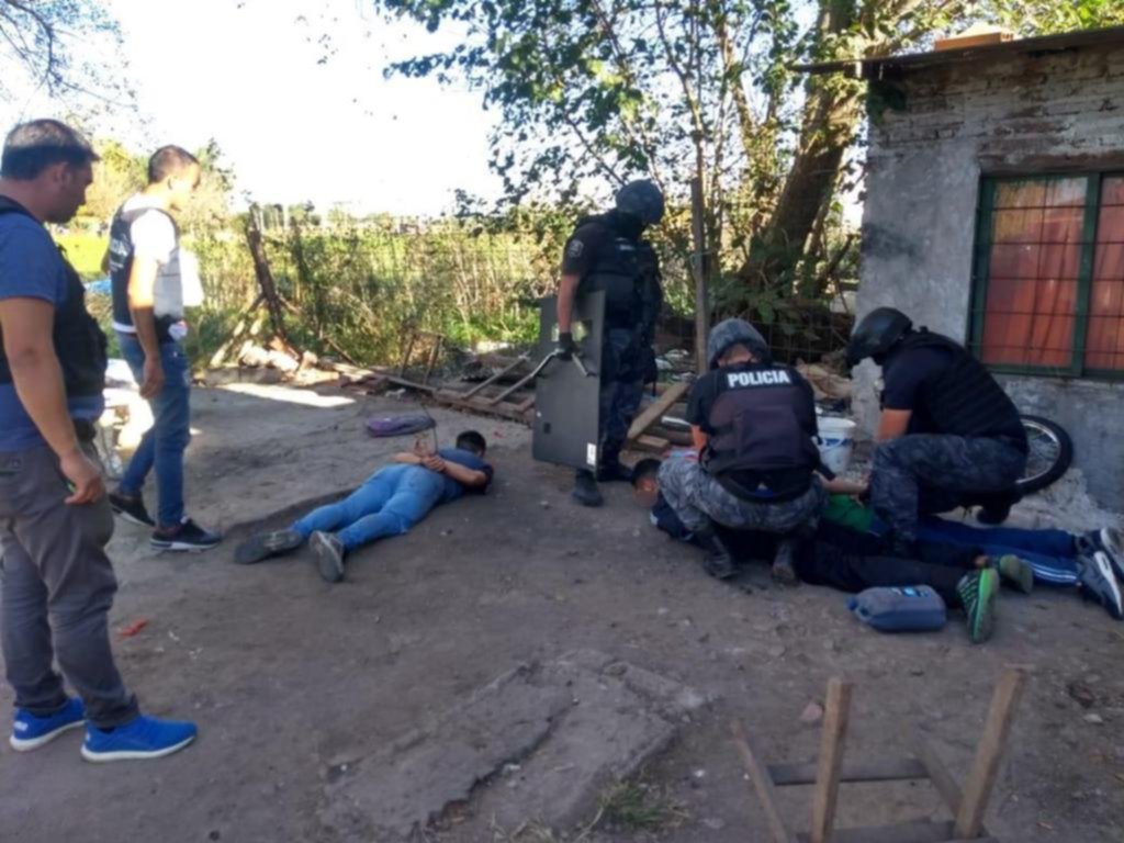 Investigados por escruches en viviendas, cayeron con armas en un taller clandestino