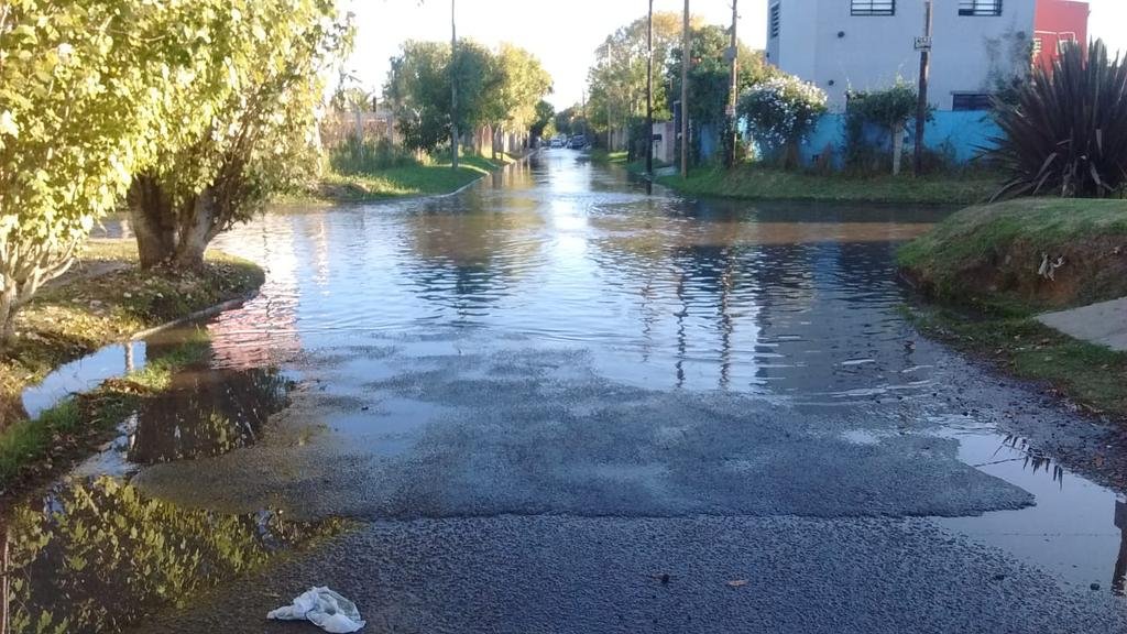 Se rompió una cañería y el agua inundó la esquina de 6 y 501