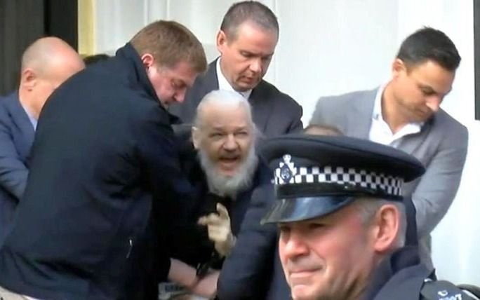 Detuvieron a Julian Assange en el interior de la Embajada de Ecuador en Londres