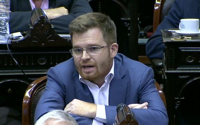 En plena sesión, Massot reclamó a Peña "tejer" las mayorías que "no nos dan las urnas"