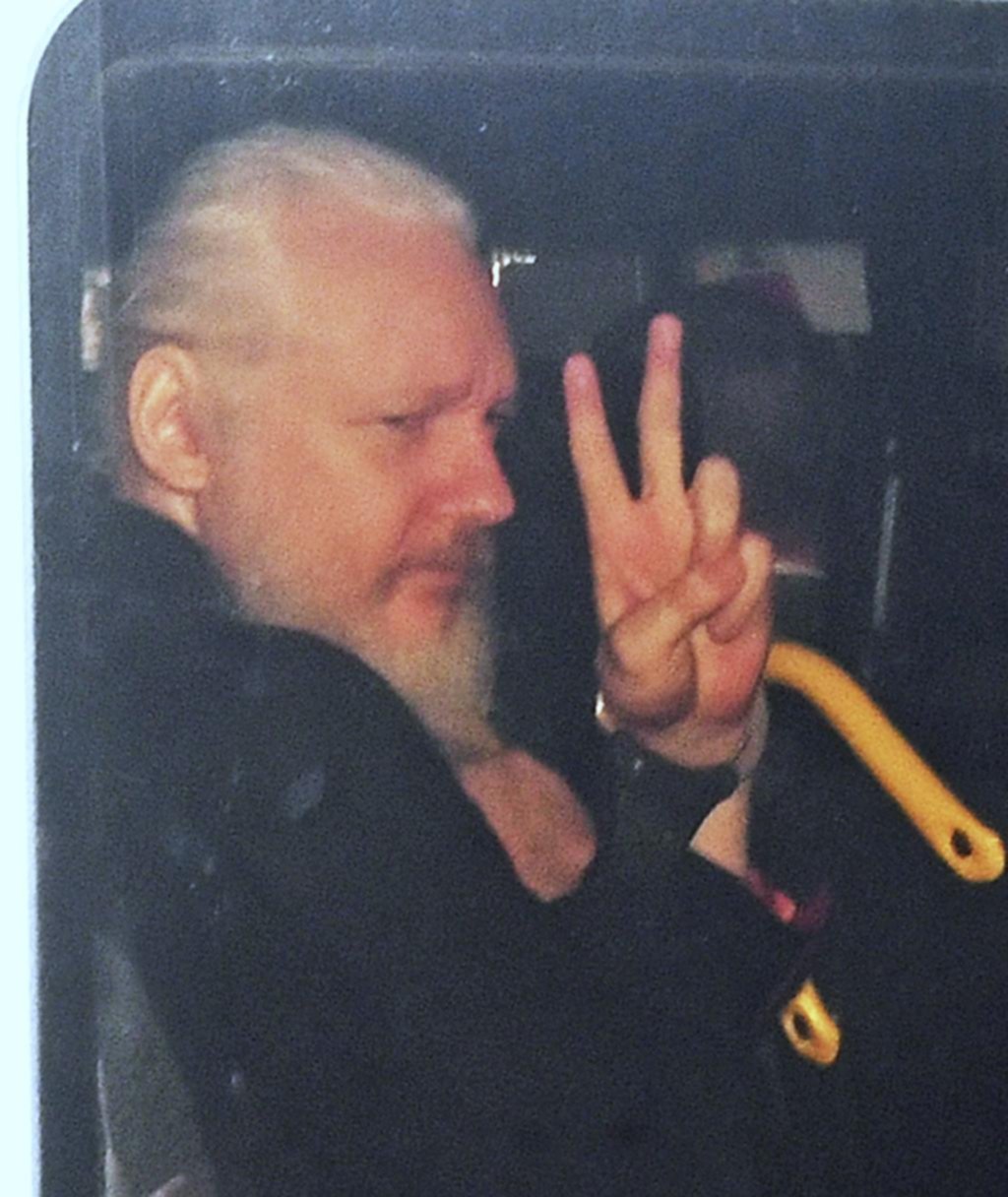 Detienen a Assange en Londres y podrían extraditarlo a EE UU