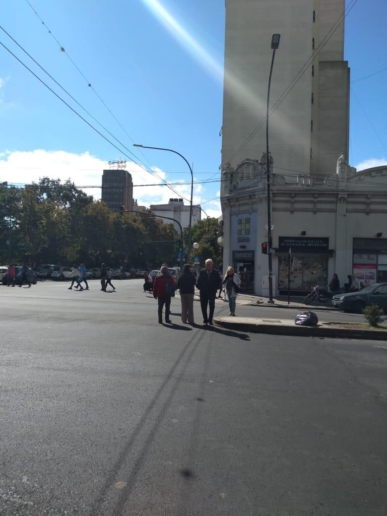 Semáforos sin sincronizar en la esquina de 7 y 54