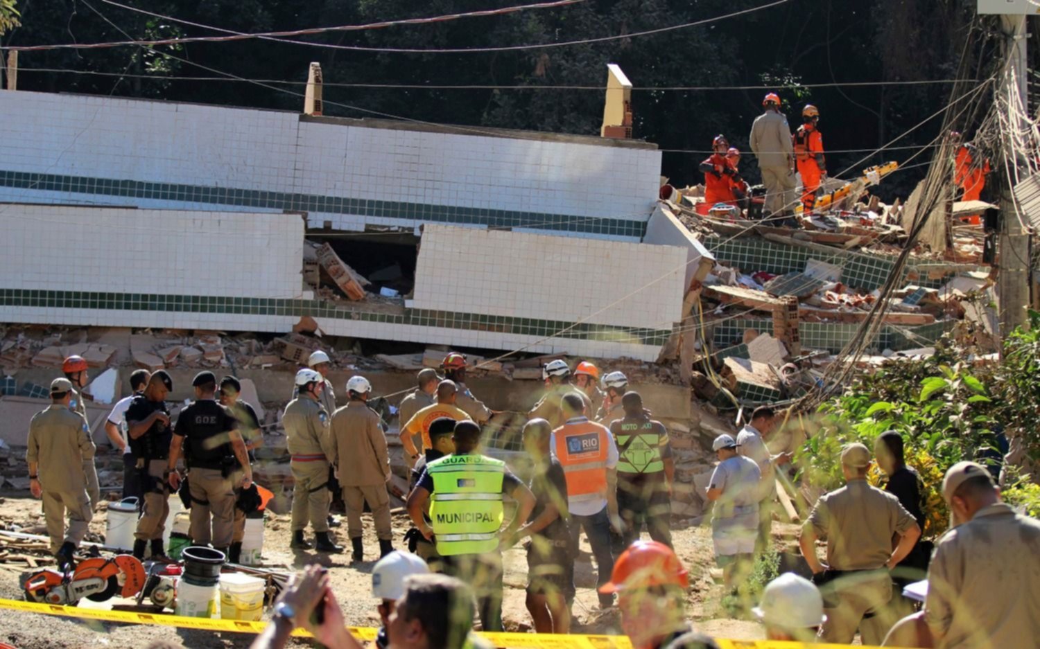 Se derrumbaron dos edificios en Río: hay al menos dos muertos