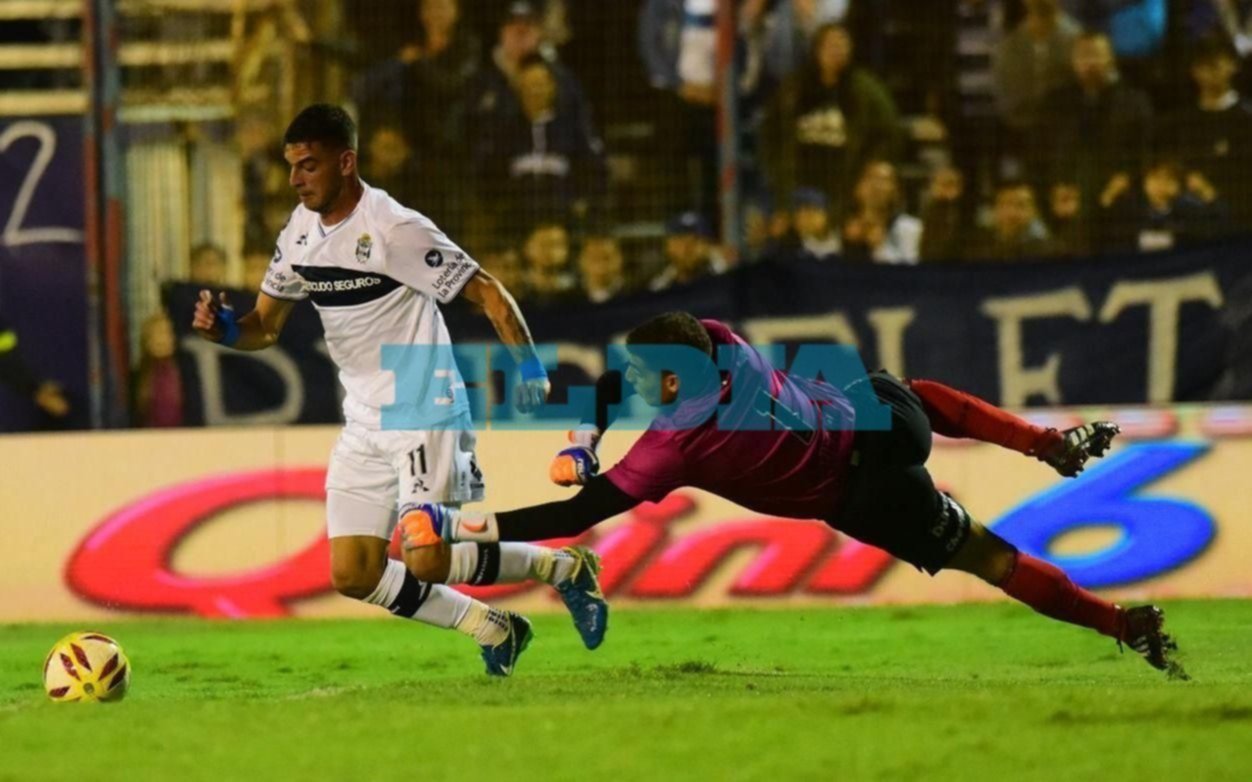 Copa de la Superliga: Gimnasia cayó ante Newell's sobre el final y definirá en Rosario