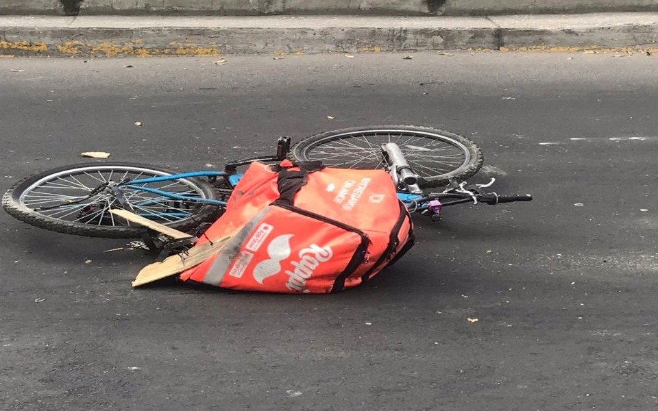 Un ciclista que trabajaba para la empresa Rappi falleció al ser embestido por un camión 