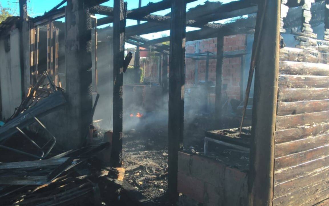 Un incendio destruyó por completo una vivienda en La Cumbre