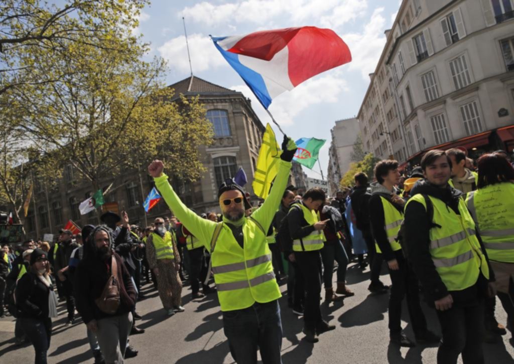 Otra violenta protesta de los chalecos amarillos en varias ciudades francesas