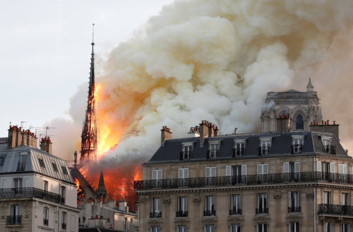 Las fotos impactantes del incendio en la catedral emblemática de París
