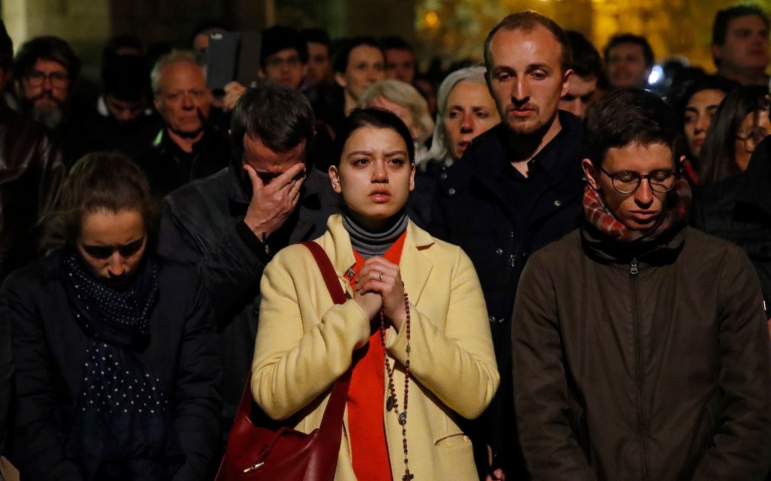 Las lágrimas y la conmoción de los parisinos y los turistas 