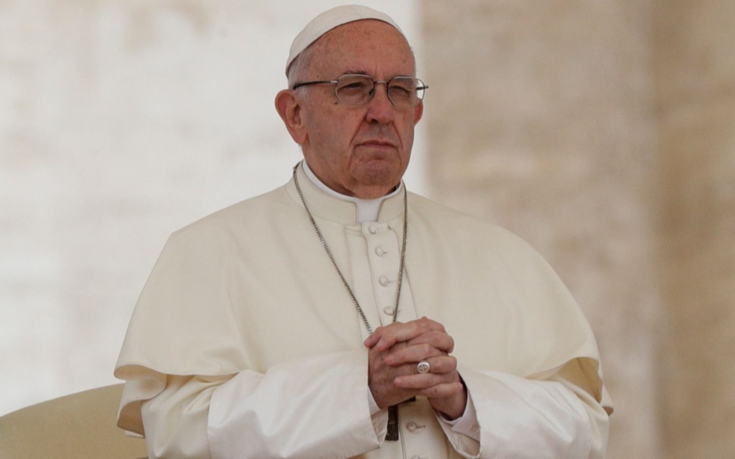 El Papa, "cerca de Francia" y "reza por la población parisina impactada por el incendio"