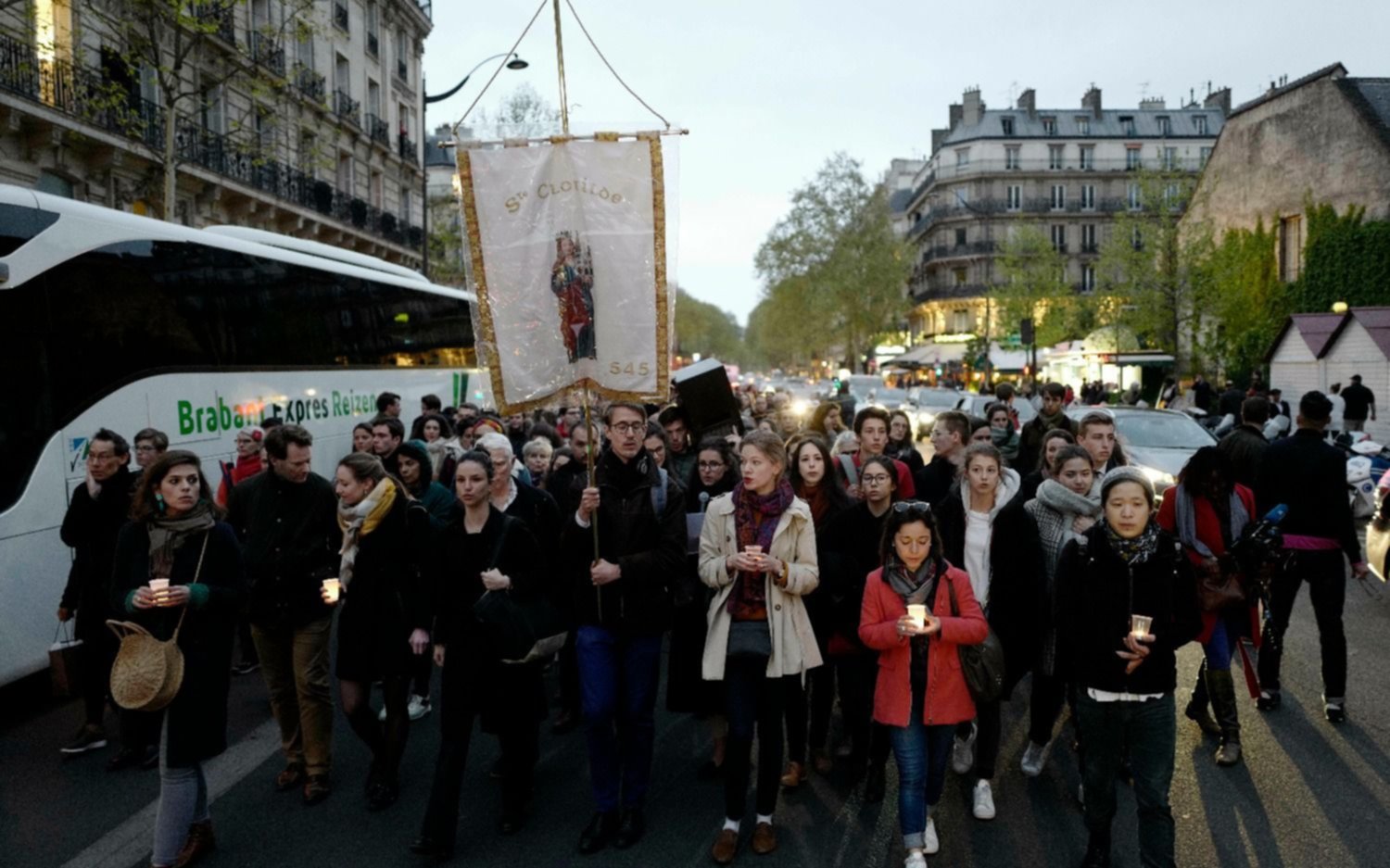 Cientos de parisieneses y turistas, en vigilia frente a Notre Dame tras el incendio