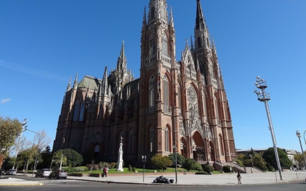 Estudian instalar en la Catedral de La Plata un sistema de extinción de incendio sin utilizar agua