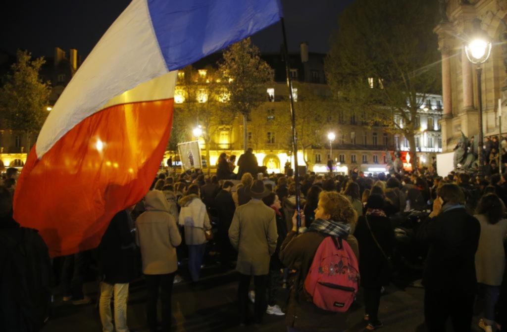 Conmocionados, parisinos y turistas se unen en una vigilia frente a la catedral