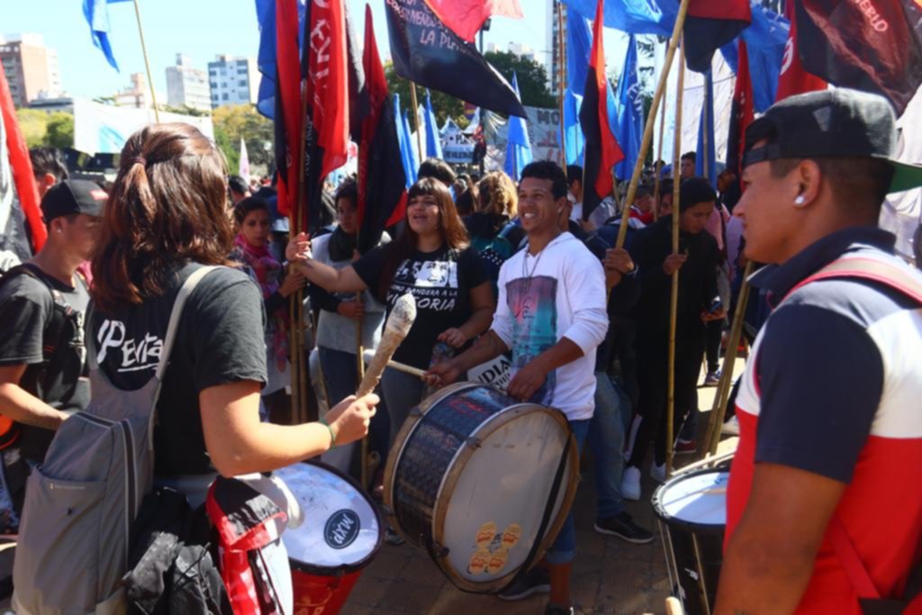 Protesta de organizaciones sociales en Plaza Moreno