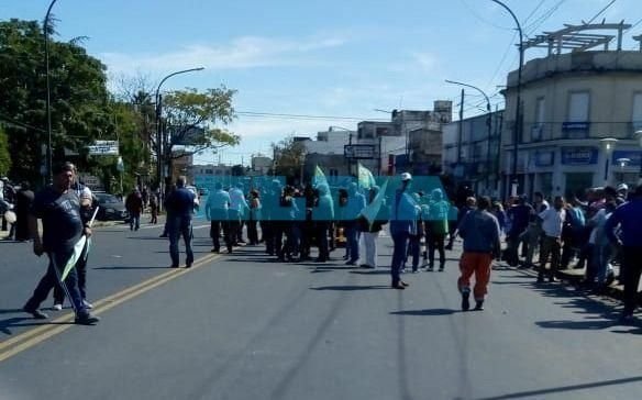 Nutrida protesta de empleados municipales  en Berisso por recomposición salarial