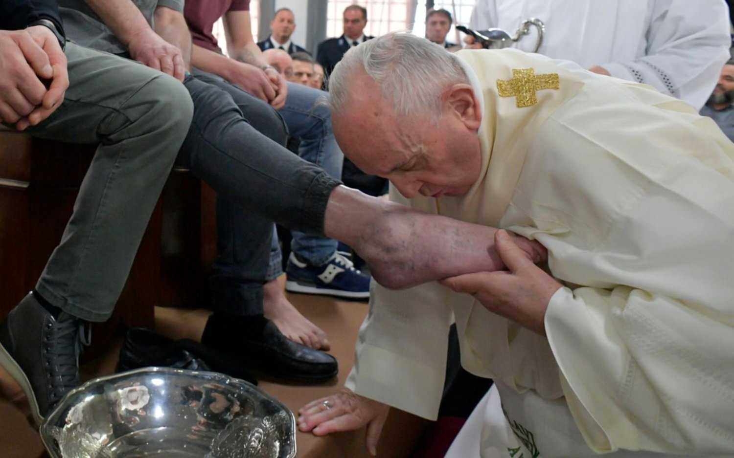 El Papa lavó los pies de presos de una cárcel cercana a Roma en el ritual de Jueves Santo
