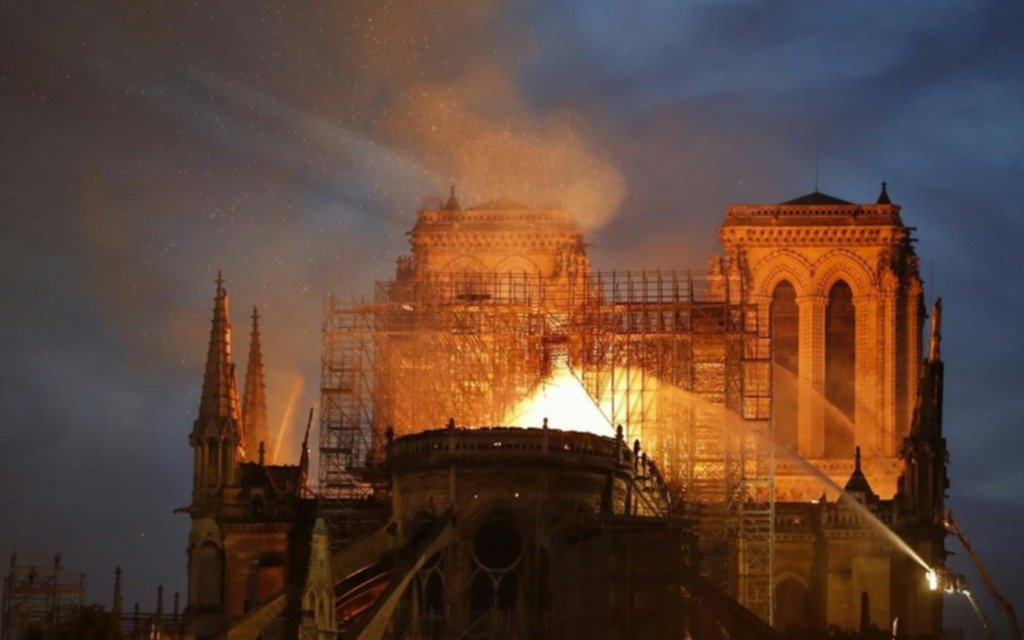 Se conoció el posible motivo del incendio parcial en Notre Dame