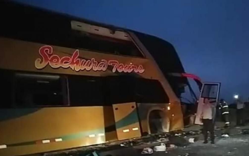 Perú: chocó un micro y murieron 8 militantes que iban al velorio de Alan García