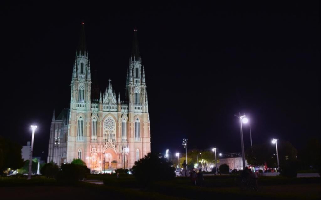 La Catedral de La Plata recibe las Pascuas con nuevas luces Led
